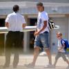 Zlatan Ibrahimovic quittant Ibiza avec son fils Vincent le 16 juillet 2012, deux jours avant de signer son contrat avec le PSG