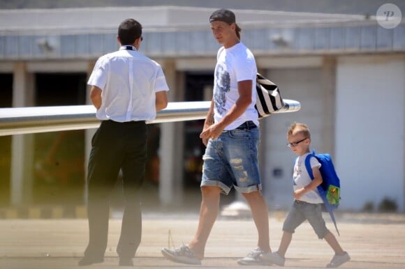 Zlatan Ibrahimovic quittant Ibiza avec son fils Vincent le 16 juillet 2012, deux jours avant de signer son contrat avec le PSG