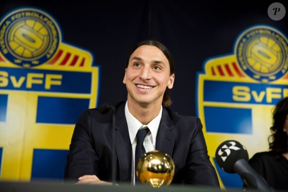 Zlatan Ibrahimovic, tout heureux d'avoir une nouvelle fois glané le ballon d'or Suédois, le 12 novembre 2012 à Stockholm. Le sixième de sa carrière