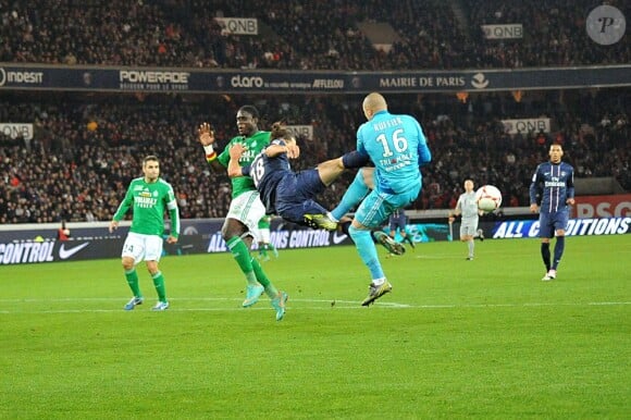 Zlatan Ibrahimovic écrase les côtes de Stéphane Ruffier et se voit expulser lors du match entre le PSG et Saint-Etienne au Parc des Princes à Paris le 3 novembre 2012