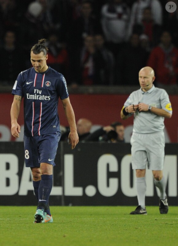 Zlatan Ibrahimovic, expulsé après avoir écrasé les côtes de Stéphane Ruffier lors du match entre le PSG et Saint-Etienne au Parc des Princes à Paris le 3 novembre 2012