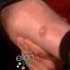 Bradley Cooper montre ses autres tétons sur le plateau d'Ellen DeGeneres le 18 décembre 2012.
