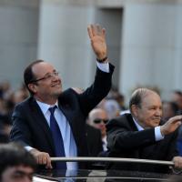 François Hollande et Valérie Trierweiler : Bain de foule dans les rues d'Alger