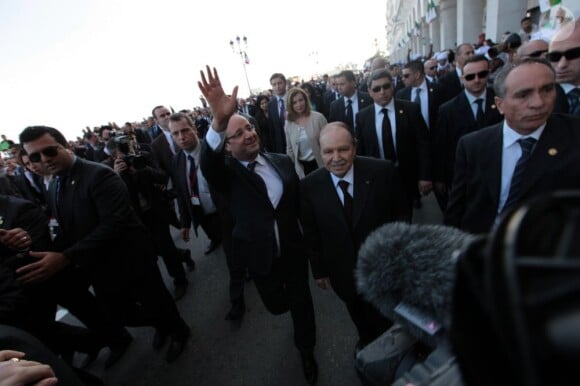 François Hollande s'est offert un bain de foule lors de son arrivée à Alger le 19 décembre 2012 en Algérie en compagnie du président Abdelaziz Bouteflika et de Valérie Trierweiler, légèrement en retrait