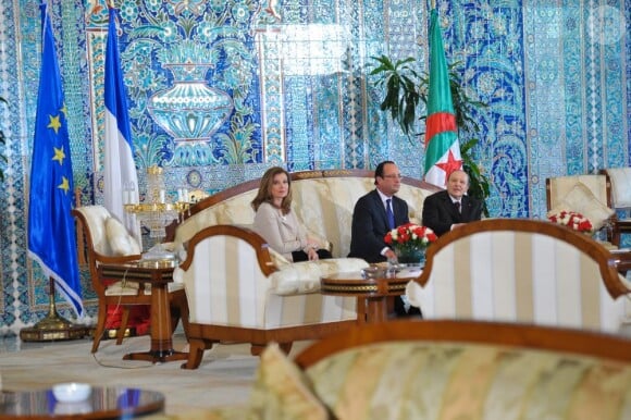 François Hollande et Valérie Trierweiler ont été accueillis ce mercredi 19 décembre 2012 en Algérie par le président Abdelaziz Bouteflika avec qui ils ont partagé une collation