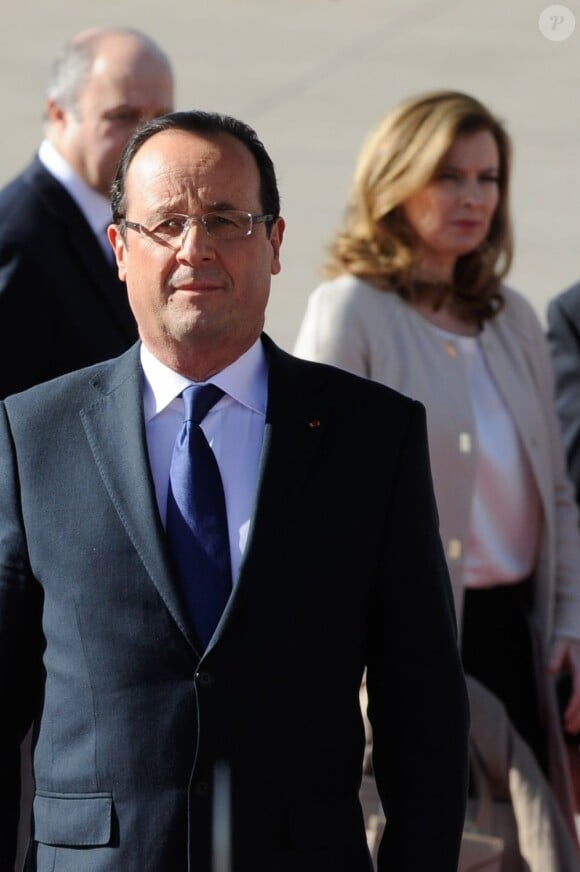 François Hollande et Valérie Trierweiler sont arrivés ce mercredi 19 décembre 2012 en Algérie où le président Abdelaziz Bouteflika les attendait sur le tarmac de l'aéroport d'Alger