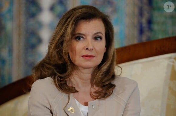 Valérie Trierweiler, très sérieuse au côté de François Hollande qu'elle caccompagne dans son voyage en Algérie, le mercredi 19 décembre 2012