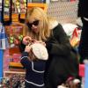 La styliste Rachel Zoe a fait du shopping de Noël avec son fils Skyler au magasin Kitson de Los Angeles le 19 décembre 2012.