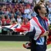 Après avoir versé des larmes de tristesse suite à sa défaite en finale de Wimbledon face à Roger Federer, ce sont bien des larmes de joie qui coulent le long des joues d'Andy Murray. Ce 5 août, sur le même gazon londonien et devant un public entièrement acquis à sa cause, l'Écossais s'impose en finale du tournoi olympique face au Roi Roger et prend sa revanche, pour le plus grand plaisir du public qui chavire de bonheur. Ivre de joie et incapable de retenir ses émotions, Andy Murray se précipite alors dans les tribunes pour une longue étreinte avec sa belle Kim Sears...