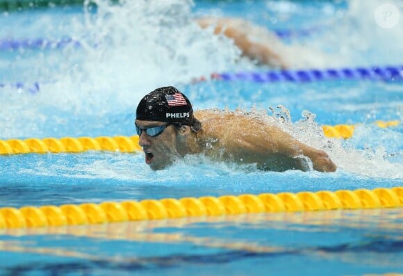 Insatiable. A Londres, Michael Phelps a poursuivi sa moisson de médailles d'or entamée lors des JO d'Athènes en 2004. Dans les bassins de l'Aquatics Center de Londres, toujours sous les yeux de sa maman, l'Américain a décroché 7 médailles dont 5 en or, portant son total à 22 breloques olympiques dont 18 en or, record absolu. En relais ou en individuel, le Flying Fish a démontré s'il était besoin qu'il était bien le plus grand nageur de tous les temps. Sourire bright et mâchoire carrée, le jeune homme de 28 ans a comme à son habitude dédié ses victoires à sa maman, en larmes pour le triomphe de son champion. Ses adversaires peuvent souffler, Michael Phelps avait décidé d'arrêter la compétition après ces JO...