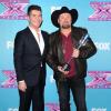 Simon Cowell et le gagnant Tate Stevens le soir de la grande finale de X Factor saison 2, à Los Angeles le 20 décembre 2012.