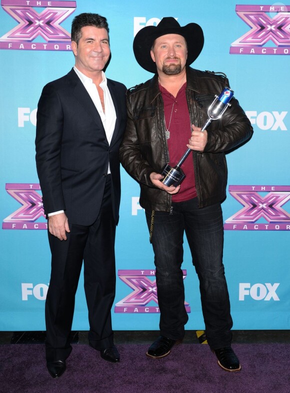 Simon Cowell et le gagnant Tate Stevens le soir de la grande finale de X Factor saison 2, à Los Angeles le 20 décembre 2012.