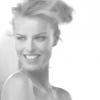 Eva Herzigova, naturelle et souriante dans les coulisses de la campagne Dior Beauté.
Capture d'écran