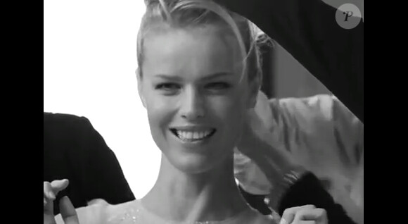 Eva Herzigova s'amuse dans les coulisses de la campagne Dior Beauté.
Capture d'écran
