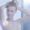 Eva Herzigova, égérie sublime dans les coulisses de la campagne Dior Beauté.
Capture d'écran