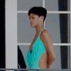 Rihanna retrouve la sérénité dans sa Barbade natale et se balade en maillot de bain turquoise. Le 21 décembre 2012.