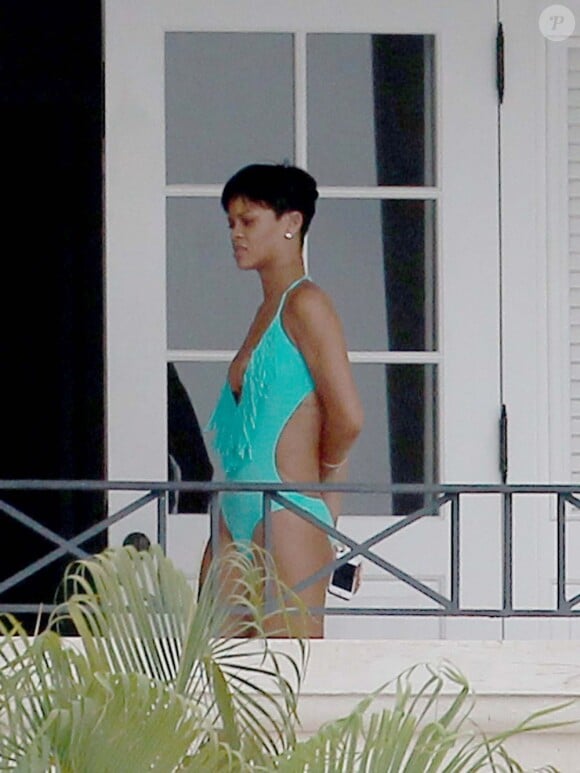 Rihanna retrouve la sérénité dans sa Barbade natale et se balade en maillot de bain turquoise. Le 21 décembre 2012.
