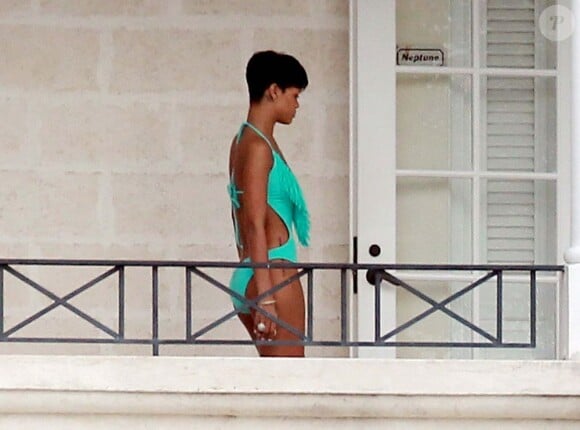 Rihanna se détend sur le balcon de sa villa à Bridgetown. Le 21 décembre 2012.