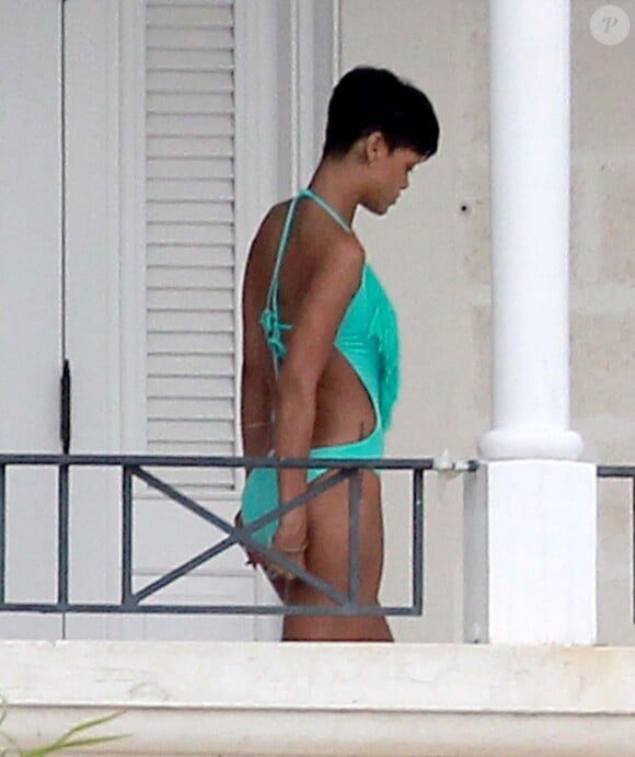 Rihanna, sexy dans son maillot de bain bleu turquoise, retrouve le calme dans sa maison à Bridgetown. Le 21 décembre 2012.
