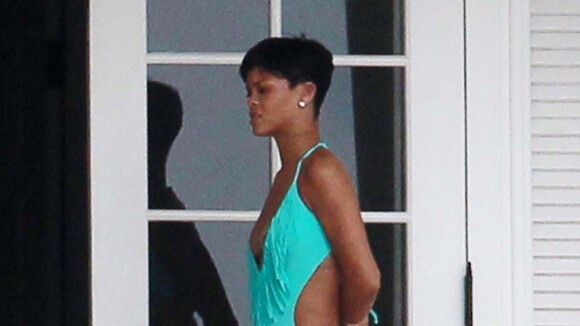 Rihanna: Relax en bikini, elle pardonne tout à Chris Brown... Que va dire Ayem ?