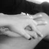 Rihanna postait le jeudi 20 décembre cette photo en noir et blanc sur laquelle Chris Brown lui donne la main.