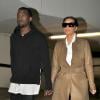 Kim Kardashian et Kanye West en amoureux dans le parking souterrain d'un hôpital à Beverly Hills. Le 22 décembre 2012.