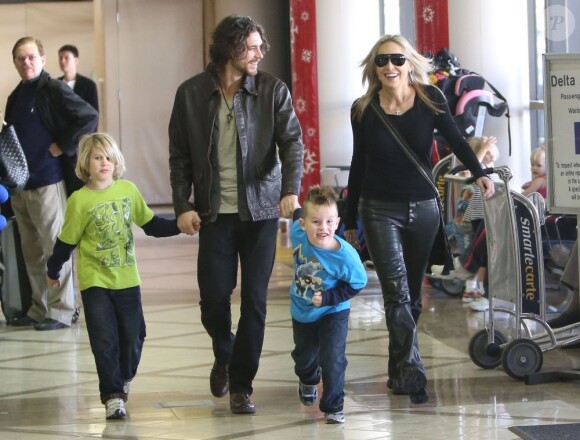 La belle Sharon Stone, son petit ami Martin Mica et ses fils Roan, Laird et Quinn à l'aéroport de Los Angeles, le 23 decembre 2012.