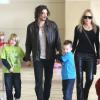 Sharon Stone, son petit ami Martin Mica et ses fils Roan, Laird et Quinn à l'aéroport de Los Angeles, le 23 decembre 2012.