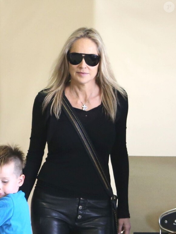 Sharon Stone, prend une destination inconnue en famille, à l'aéroport de Los Angeles, le 23 decembre 2012.