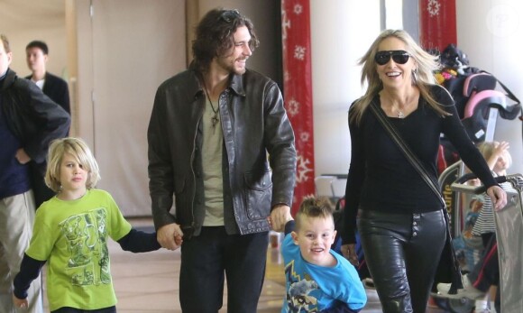 Sharon Stone avec son petit ami Martin Mica et ses fils Roan, Laird et Quinn à l'aéroport de Los Angeles, le 23 decembre 2012.