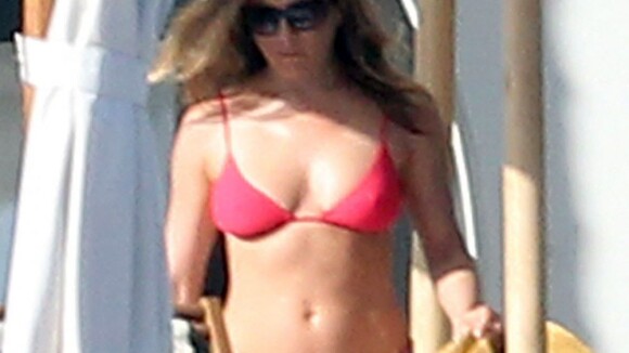 Jennifer Aniston en bikini avec son amoureux : Pas de ventre de future maman
