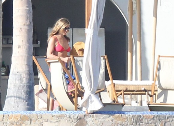 Jennifer Aniston en bikini sur une plage de Cabo sous le soleil du Mexique en vacances avec son fiancé Justin Theroux, le 24 décembre 2012