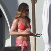 Jennifer Aniston en bikini sur une plage de Cabo au Mexique en vacances avec son fiancé Justin Theroux, le 24 décembre 2012 : son ventre ne ressemble pas à celui d'une future maman