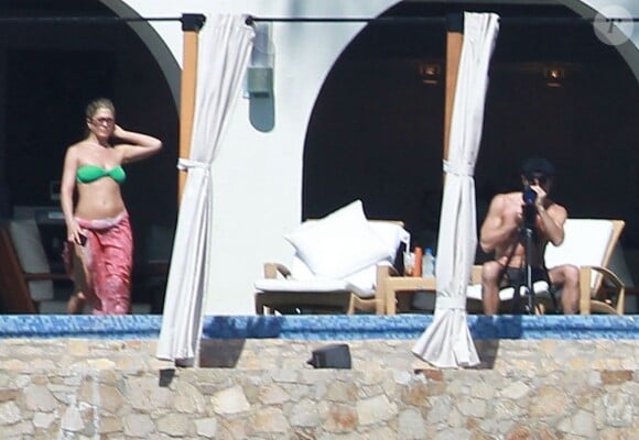 Jennifer Aniston en bikini sur une plage de Cabo au Mexique en vacances avec son amoureux Justin Theroux, le 24 décembre 2012