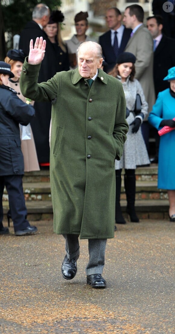 Le prince Philip salue la foule. La famille royale d'Angleterre assiste à la messe de Noël en l'église St Mary Magdalene Church à Sandringham. Le 25 décembre 2012