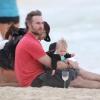 Eric Johnson, fiancé de Jessica Simpson, et sa fille Maxwell sur une plage à Hawaï, le 26 décembre 2012.