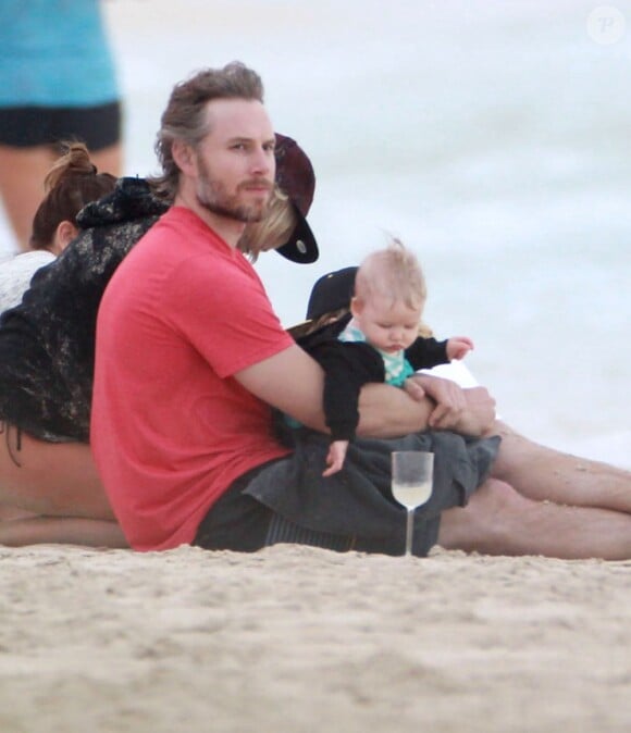 Eric Johnson, fiancé de Jessica Simpson, et sa fille Maxwell sur une plage à Hawaï, le 26 décembre 2012.