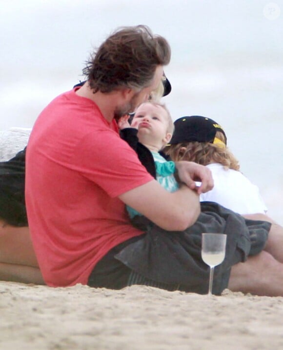 Eric Johnson et sa fille Maxwell sur une plage à Hawaï, le 26 décembre 2012. Le papa ne lâche plus son adorable fille.