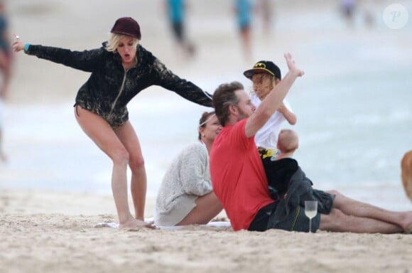 Ashlee Simpson, son fils Bronx Wentz, Eric Johnson, fiancé de Jessica Simpson, et sa fille Maxwell sur une plage à Hawaï, le 26 décembre 2012.