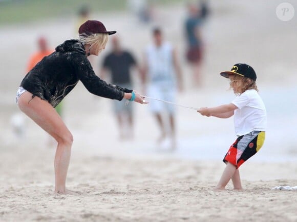 Ashlee Simpson joue avec son fils Bronx Wentz sur une plage à Hawaï, le 26 décembre 2012.