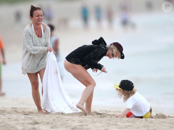 Tina Simpson, maman d'Ashlee et Jessica, Ashlee Simpson, son fils Bronx Wentz, Eric Johnson et sa fille Maxwell sur une plage à Hawaï, le 26 décembre 2012.