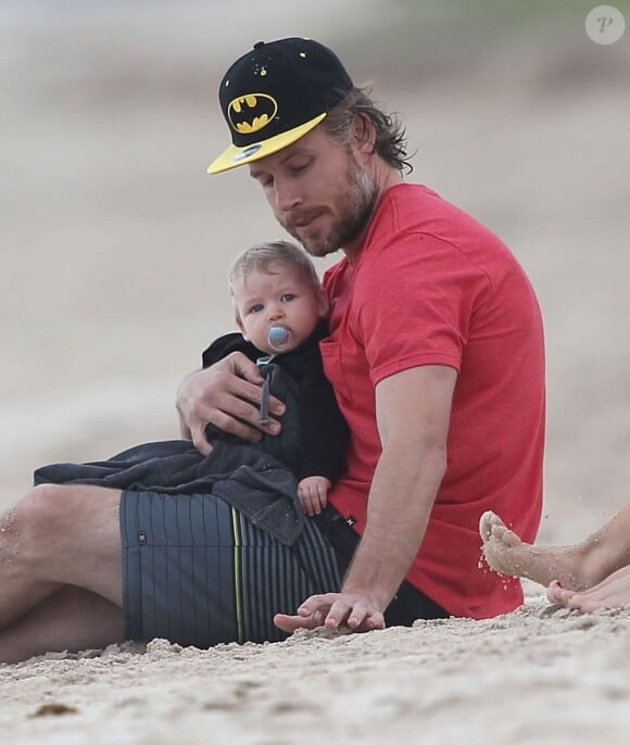 Eric Johnson et sa fille Maxwell sur une plage à Hawaï, le 26 décembre 2012.