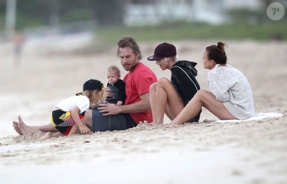 Tina Simpson, Ashlee Simpson, son fils Bronx Wentz, Eric Johnson et sa fille Maxwell sur une plage à Hawaï, le 26 décembre 2012.