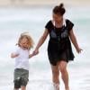Bronx Wentz se promène avec sa grand-mère Tina sur une plage à Hawaï, le 26 décembre 2012.