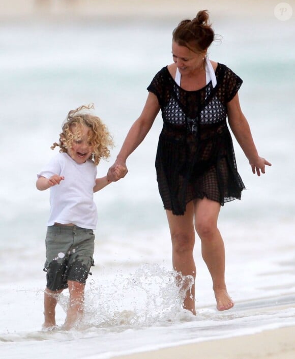 Bronx Wentz se promène avec sa grand-mère Tina sur une plage à Hawaï, le 26 décembre 2012.