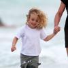 Bronx Wentz se promène avec sa grand-mère Tina Simpson sur une plage à Hawaï, le 26 décembre 2012.