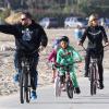 Heidi Klum, son petit ami Martin Kirsten et ses deux enfants Leni et Henry profitent d'une belle journée au cours d'une balade à vélo. Santa Monica, le 27 décembre 2012.