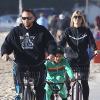 Heidi Klum, son petit ami Martin Kirsten et ses deux enfants Leni et Henry profitent d'une belle journée à Santa Monica en faisant du vélo près de la plage. Santa Monica, le 27 décembre 2012.