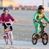 Leni et Henry, deux des quatre enfants d'Heidi Klum, jouent les riders en bmx au cours d'une balade en vélo. Santa Monica, le 27 décembre 2012.