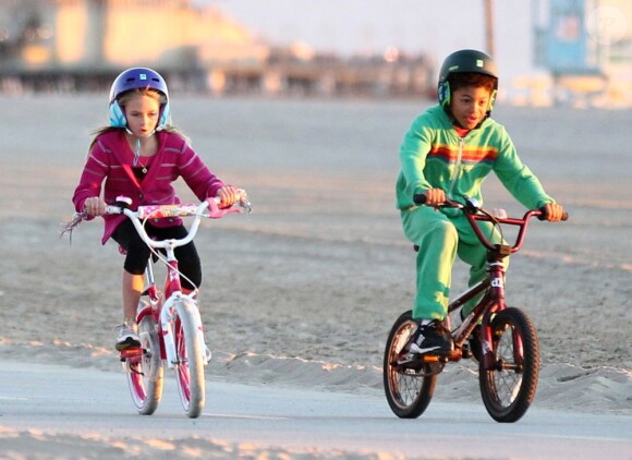 Leni et Henry, deux des quatre enfants d'Heidi Klum, jouent les riders en bmx au cours d'une balade en vélo. Santa Monica, le 27 décembre 2012.